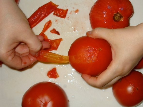 Miniatura: Jak szybko obrać pomidor ze skórki?...
