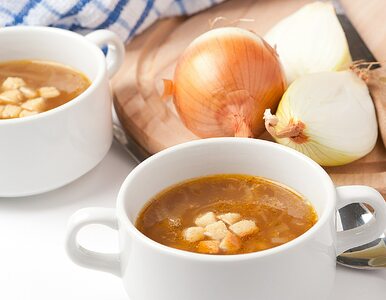 Miniatura: Pyszna zupa cebulowa z karmelizowanej...