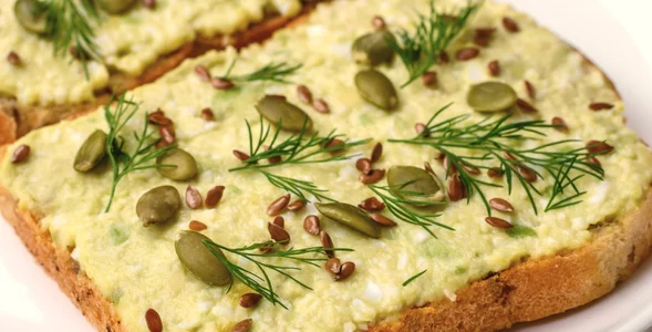 Miniatura: Blenduję proste składniki i smaruję chleb....