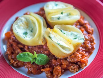 Sos bolognese z nadziewanym lumaconi