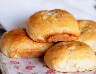 Miniatura: Piekę bułeczki z kiełbasą jak dawniej....