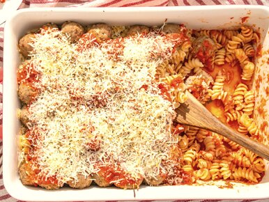 Miniatura: Układam makaron, na nim pulpety i...