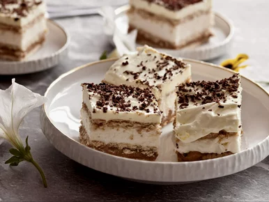 Miniatura: Zwykłe herbatniki i trzy kremowe warstwy....