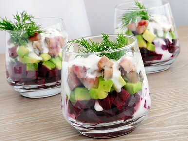 Miniatura: Kroję śledzie i dwa zdrowe dodatki. Ta...