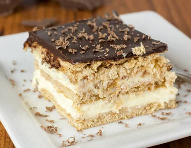 Miniatura: Układam herbatniki i warstwy budyniu....