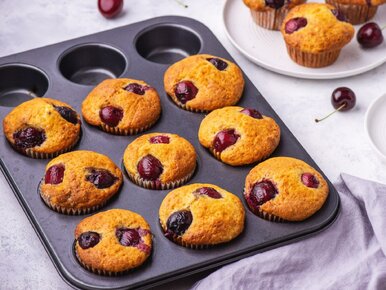 Miniatura: Wlewam 2/3 szklanki do ciasta. Muffiny z...