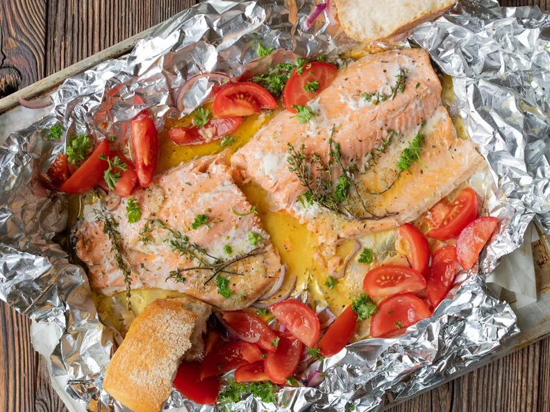 Miniatura: Zawijam łososia w folię i robię jedną...