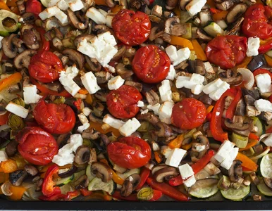 Miniatura: Kroję, wsypuję na blachę i do piekarnika....