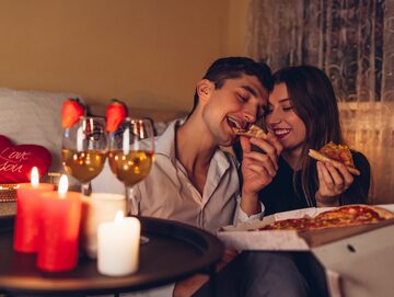 Para jedząca pizzę