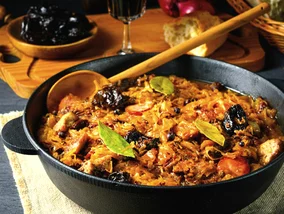 Miniatura: Wlewam pół szklanki do bigosu. Danie...