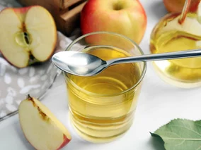 Miniatura: Mama pije rano szklankę wody z tym...