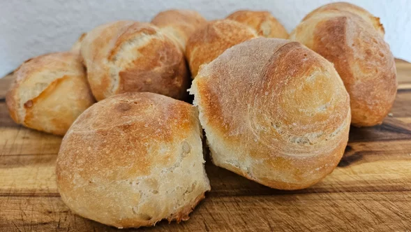 Miniatura: Wymieszaj kefir i mąkę. Gorące bułeczki w...
