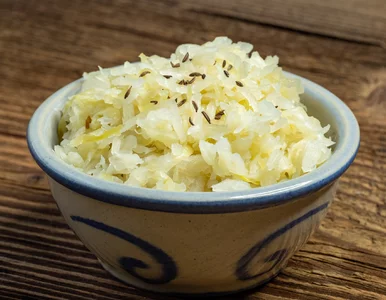 Miniatura: Do kiszonej kapusty wrzucam aromatyczne...