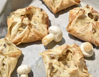 Miniatura: Weź pieczarki, żółty ser i gotowe ciasto....