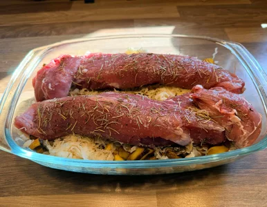 Miniatura: Nie smażę już polędwiczki. Kładę ją na...