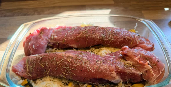 Miniatura: Nie smażę już polędwiczki. Kładę ją na...