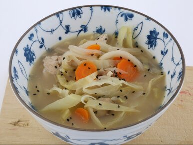 Miniatura: Zamiast makaronu w rosole wrzucam kapustę....