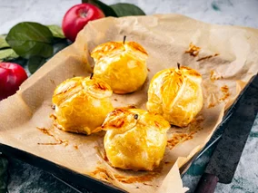 Miniatura: Wydrążam jabłka i owijam je ciastem. Deser...