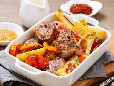 Miniatura: Mięso i warzywa wrzucam na jedną blachę....