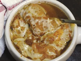 Miniatura: Karmelizuję cebulę i zapiekam zupę z...