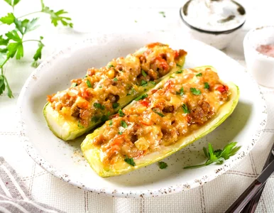 Miniatura: Wydrążam miąższ i nakładam farsz. Cukinie...