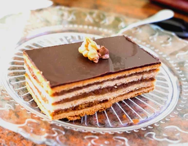 Miniatura: Wafle smaruję słodką masą i polewam...