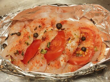 Miniatura: Filet z kurczaka przekładam pomidorami i...