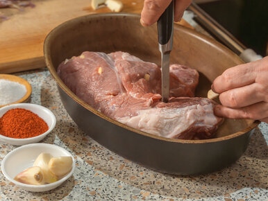 Miniatura: Do nakłutego mięsa wkładam aromatyczny...