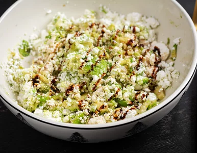 Miniatura: Sycąca, białkowa sałatka na dobry początek...