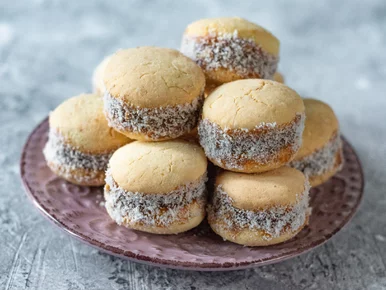 Miniatura: Te kruche ciasteczka sklejam marmoladą i...