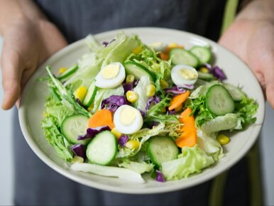 Miniatura: Zmieniam jeden drobiazg i zwykła sałatka z...