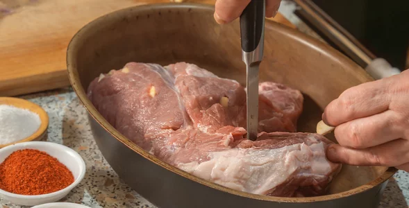 Miniatura: Do nakłutego mięsa wkładam aromatyczny...