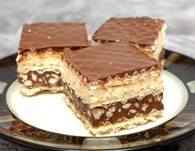 Miniatura: Smaruję wafle dwoma kremami i pilnuję...