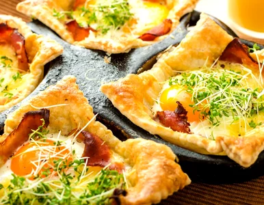 Miniatura: Biorę gotowe ciasto, kładę szynkę i wbijam...