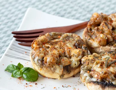 Miniatura: Pieczarki napełniam aromatycznym farszem i...