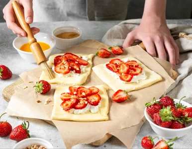 Miniatura: Biorę ciasto francuskie, układam truskawki...