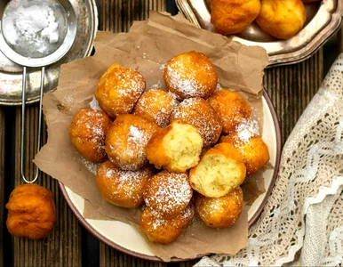 Miniatura: Mieszam budyń waniliowy, jogurt i jajka....