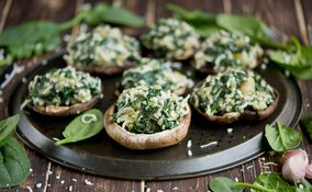 Miniatura: Pieczarki napełniam zielonym farszem i...