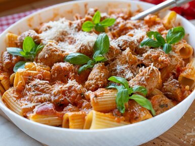 Miniatura: Weź popularną kiełbasę i zwykły makaron....