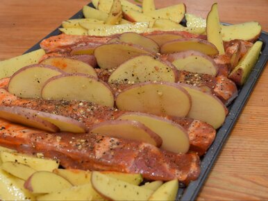 Miniatura: Przekładam plastry karkówki talarkami...