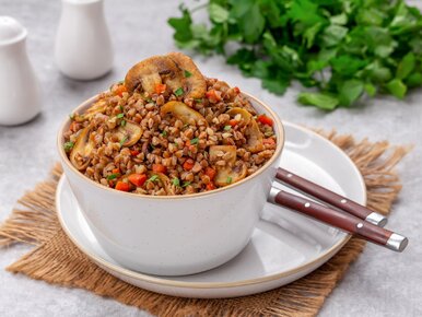 Miniatura: Smażę grzyby i mieszam ze zdrową kaszą....