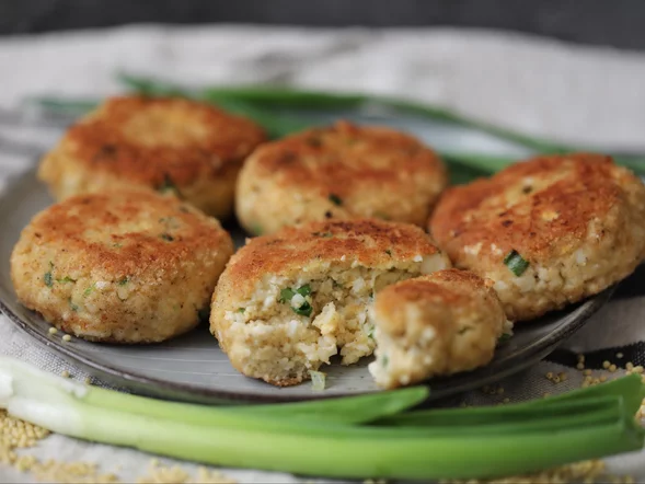 Miniatura: Jajka na twardo siekam i smażę. Wychodzi...