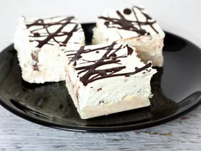 Miniatura: Wciskam coś z tubki do sernika. Smakuje...