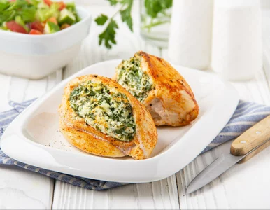 Miniatura: Nacinam pierś kurczaka i napełniam ją...