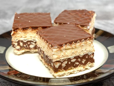 Miniatura: Smaruję wafle dwoma kremami i pilnuję...