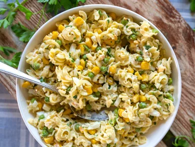 Miniatura: Z makaronu z wczoraj robię tę sałatkę....