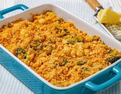 Miniatura: Zalewam brokuły i kalafior kremowym sosem....