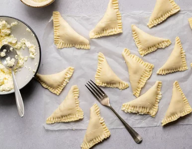 Miniatura: Gotowe ciasto i prosty farsz. Raz-dwa...