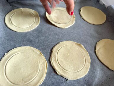 Miniatura: Gotowe ciasto, wędzony łosoś i kremowy...