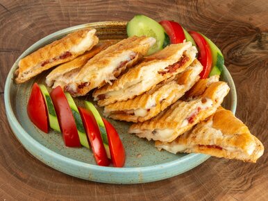 Miniatura: Dwie kromki chleba i ciągnący się środek....